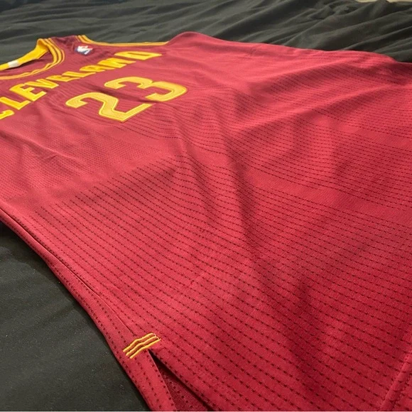Cleveland Cavaliers LeBron James Jersey - Picture 6 of 9